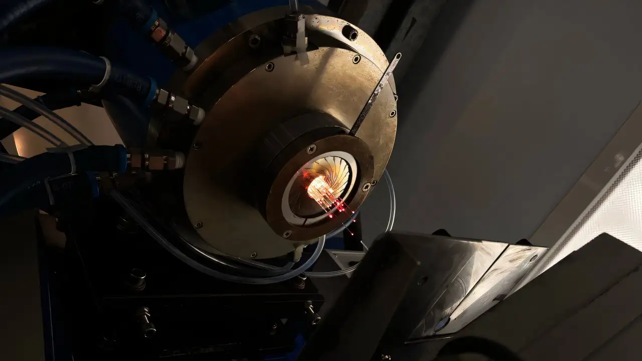 Фізики створили оптоволокно, в якому світло автоматично обходить дефекти