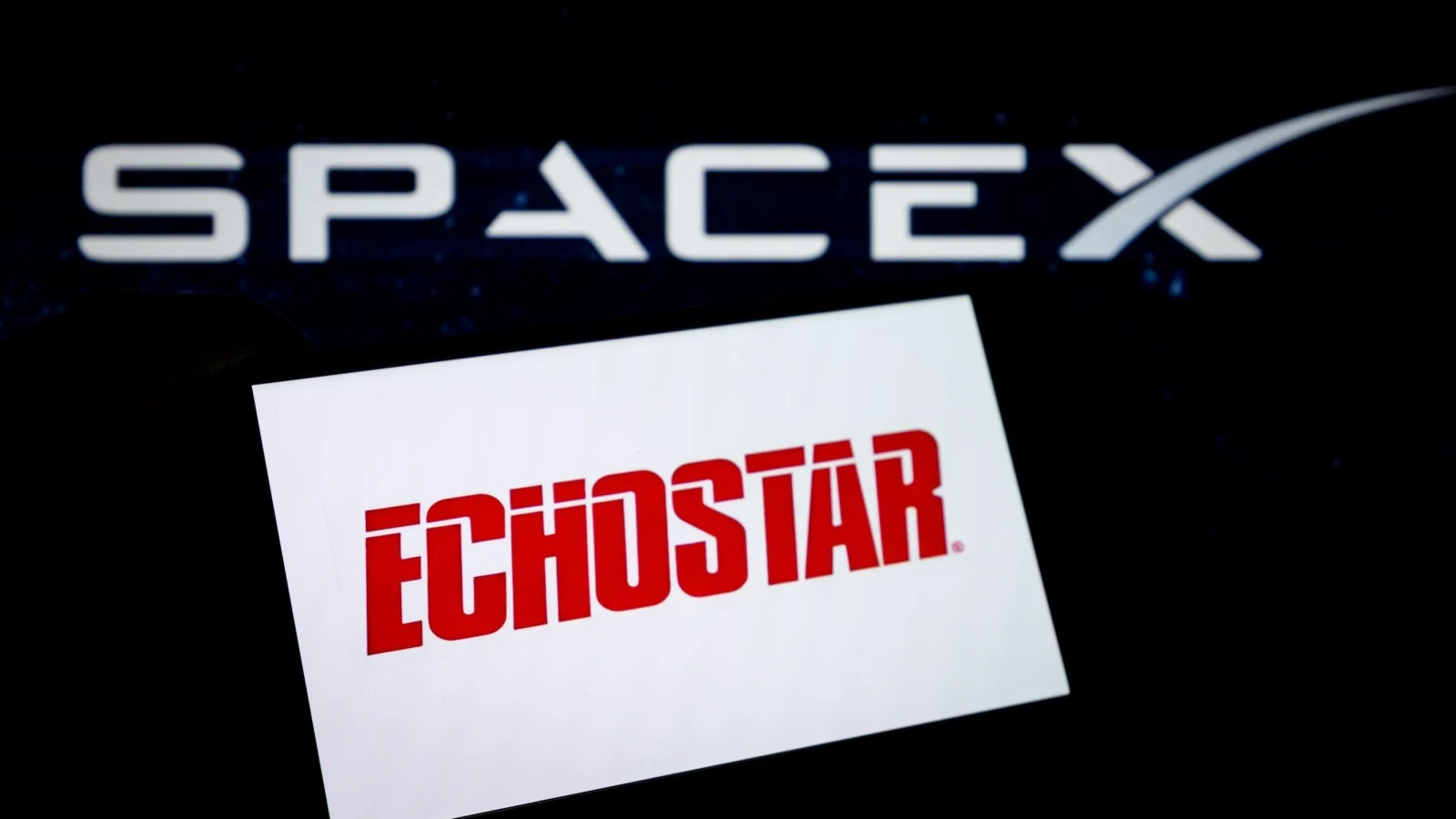 FCC погодила передачу частот EchoStar для SpaceX і AT&T, але вимагає $2,4 млрд гарантій